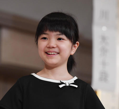 ワールド碁フェスティバルで仲邑菫はインタビューに笑顔を見せる（撮影・奥田泰也）