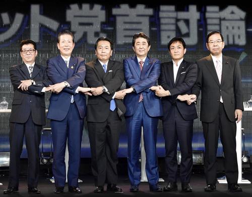 インターネット番組の党首討論を終え、記念撮影に応じる、左から日本維新の会の松井代表、公明党の山口代表、立憲民主党の枝野代表、自民党総裁の安倍首相、国民民主党の玉木代表、共産党の志位委員長（共同）