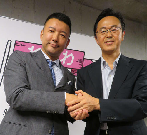 れいわ新選組の参院選の公認候補として発表された三井義文氏（右）と握手する山本太郎代表（撮影・村上幸将）