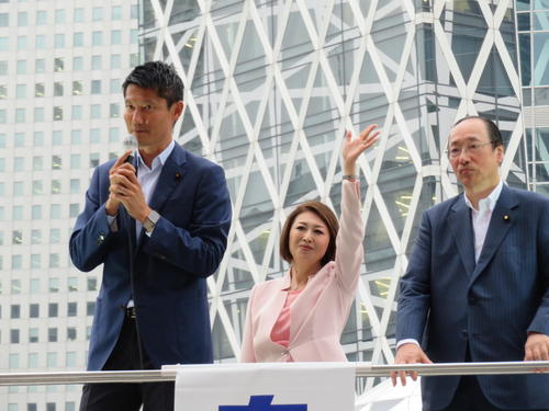 新宿駅西口の自民党街頭演説会に登場した、左から朝日健太郎氏、三原じゅん子氏、中川雅治氏（撮影・村上幸将）