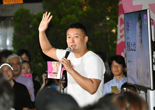 新宿駅前で演説する山本太郎参院議員（撮影・滝沢徹郎）