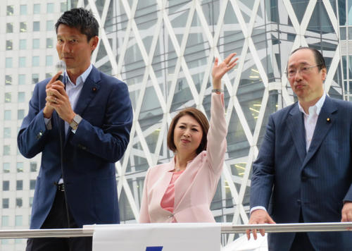 新宿駅西口の自民党街頭演説会に登場した、左から朝日健太郎氏、三原じゅん子氏、中川雅治氏（撮影・村上幸将）