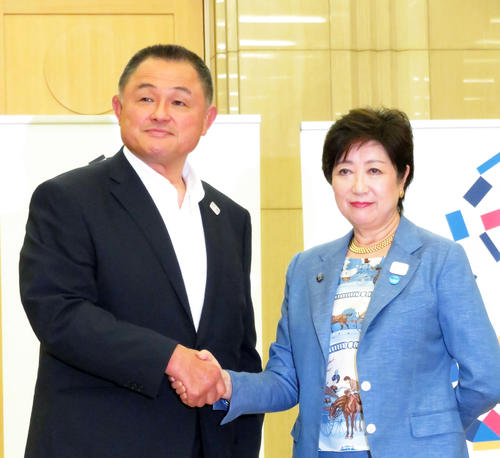 東京都の小池百合子知事（右）を訪問した日本オリンピック委員会（JOC）の山下泰裕会長（撮影・近藤由美子）