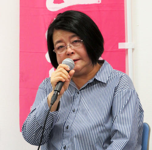れいわ新選組の参院選の公認候補として会見に臨み、涙で立候補への思いを語る渡辺照子氏（撮影・村上幸将）