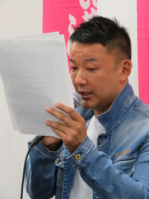 れいわ新選組の参院選の公認候補として舩後靖彦氏を紹介する際、涙で声を詰まらせる山本太郎氏（撮影・村上幸将）