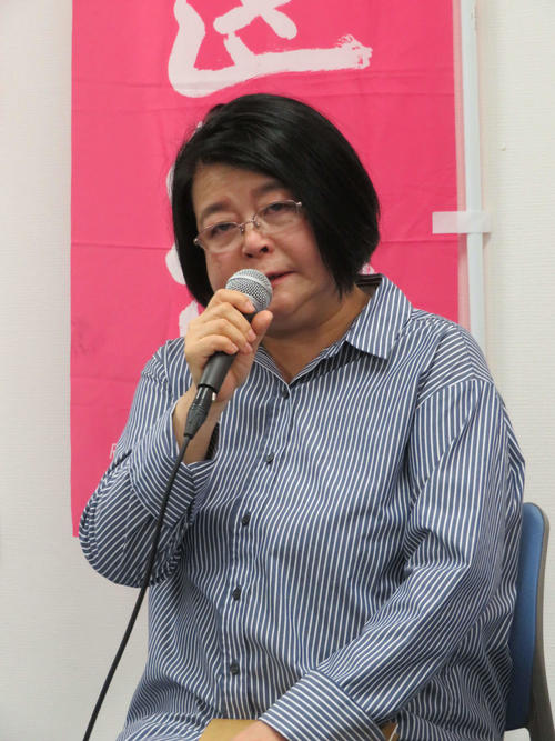れいわ新選組の参院選の公認候補として会見に臨み、涙で立候補への思いを語る渡辺照子氏（撮影・村上幸将）