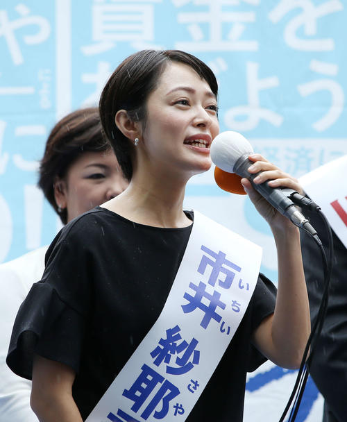 街頭演説をする、立憲民主党から出馬する元「モーニング娘。」の市井紗耶香氏（撮影・河田真司）