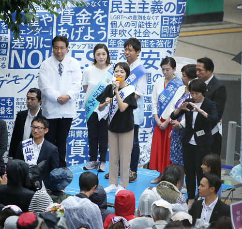 街頭演説をする元「モーニング娘。」の市井紗耶香氏（中央）（撮影・河田真司）