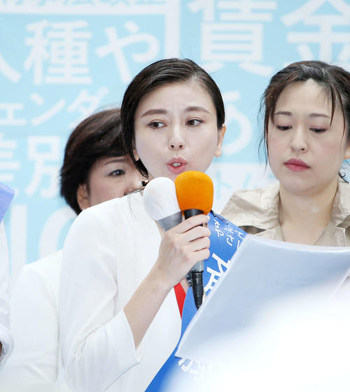 新宿駅東南口で街頭演説をする、立憲民主党から参院選比例代表候補として出馬する「筆談ホステス」著者の斉藤里恵氏（撮影・河田真司）