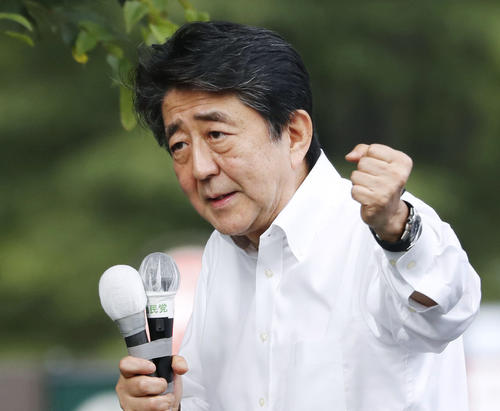 有権者に支持を訴える自民党総裁の安倍首相（共同）