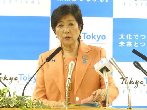定例会見に臨む小池百合子都知事