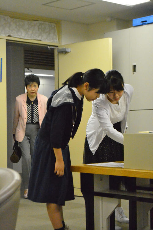 対局前、姉の上野愛咲美女流棋聖（右）と話す上野梨紗初段（中央、後方から入室するのは新海洋子五段）