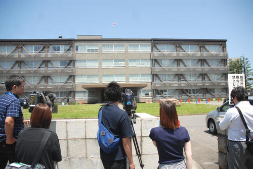 NGT48の運営会社AKSが、ファンの男性2人に損害賠償を求めた訴訟の第1回口頭弁論が行われる新潟地裁前に集まる報道陣（撮影・大友陽平）