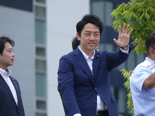 塚田一郎氏の応援で、聴衆に手を振る自民党の小泉進次郎厚労部会長