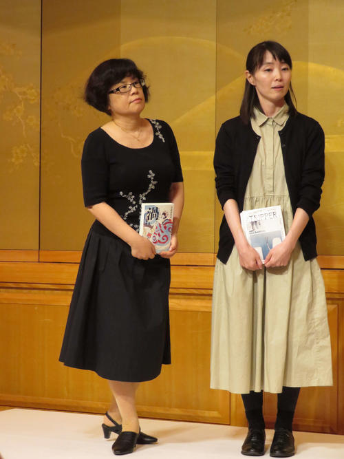 第161回芥川賞、直木賞に選ばれ、会見を行った受賞者2人。左から直木賞の大島真寿美氏、芥川賞の今村夏子氏（撮影・近藤由美子）