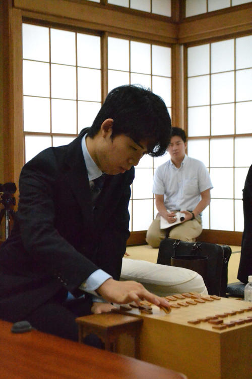 第69期大阪王将杯王将戦2次予選の佐藤康光九段戦で初手を指す藤井聡太七段