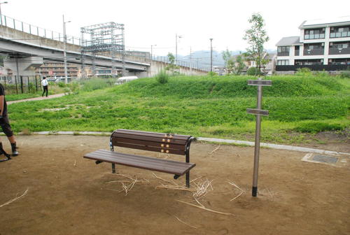 青葉真司容疑者とみられる男が寝ていた京都市内の公園のベンチ（撮影・松浦隆司）