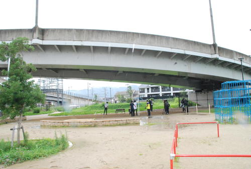青葉真司容疑者とみられる男が寝ていた京都市内の公園（撮影・松浦隆司）