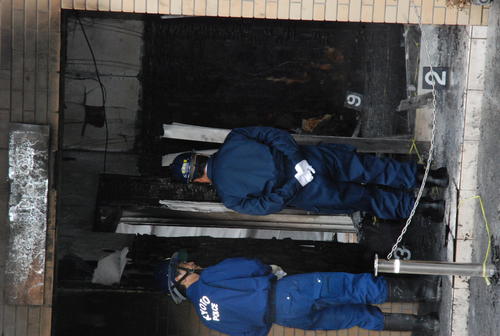 現場を訪問して献花した京都府警の植田秀人本部長（右）（撮影・松浦隆司）