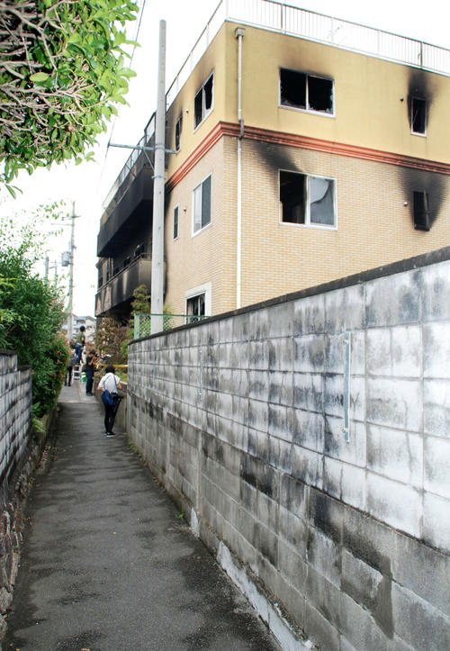 男子高校生が事件前日に不審な男を目撃したスタジオ近くにある細い路地（撮影・松浦隆司）