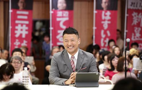 テレビ局のインタビューで笑顔を見せる政治団体「れいわ新選組」の山本太郎代表（共同）