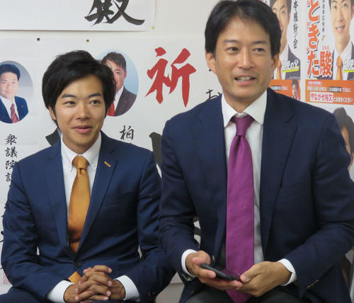 開票結果を見守る音喜多駿氏（左）と柳ケ瀬裕文氏