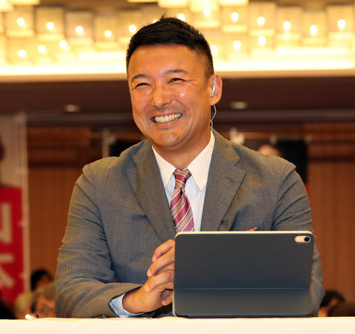 テレビ中継インタビューで満面の笑みを浮かべるれいわ新選組の山本太郎氏（撮影・大野祥一）
