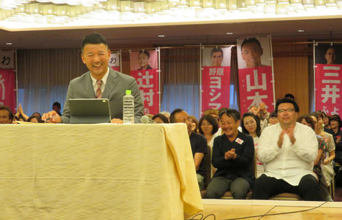 参院選の落選が確実となり、開いた会見で質問に笑みを浮かべた、れいわ新選組の山本太郎代表（撮影・村上幸将）