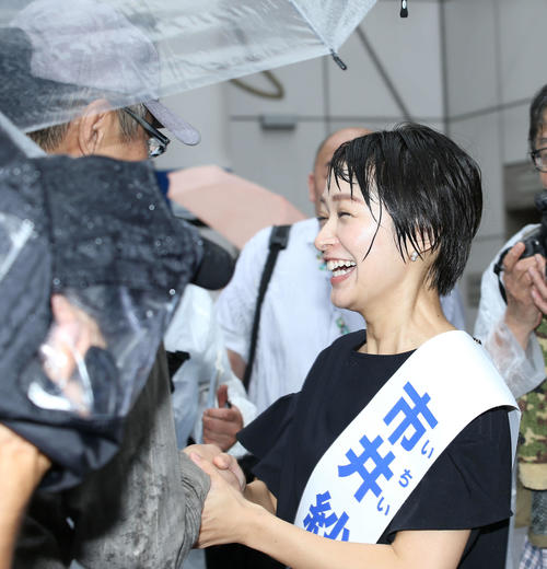 街頭演説を終え有権者と笑顔で握手を交わす、立憲民主党から出馬する市井紗耶香氏（2019年7月4日撮影）