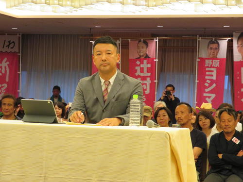 会見中に思案する、れいわ新選組の山本太郎代表（撮影・村上幸将）
