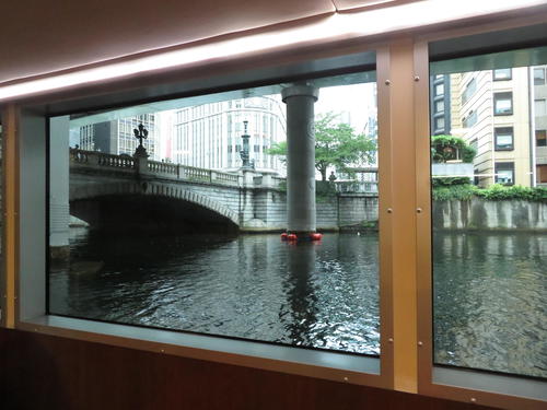東京都が行う船を活用した朝通勤の社会実験取材会に使用された船内。街並みがよく見える（撮影・近藤由美子）