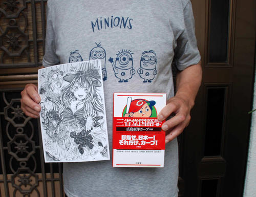大野萌さんが小学校時代に祖母に贈ったイラスト（右）と岡田さんが誕生日プレゼントとしてもらった広島カープの特別版の辞書（撮影・松浦隆司）