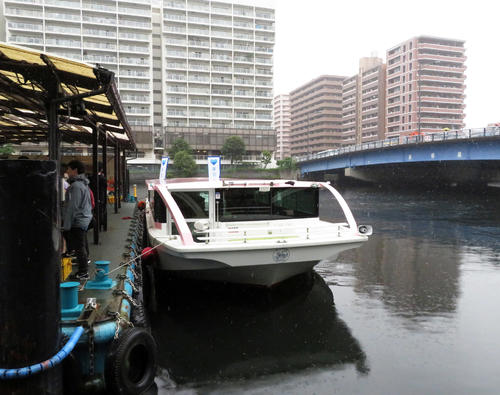 東京都が行う船を活用した朝通勤の社会実験取材会に使用された船（撮影・近藤由美子）