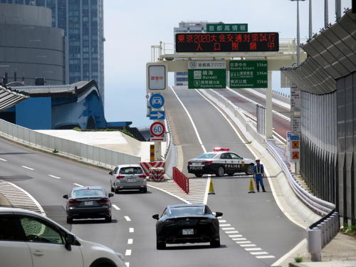 東京五輪開幕1年前となった24日、交通対策試行として閉鎖された首都高晴海入り口（撮影・三須一紀）