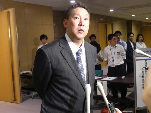 参院選比例代表の当選証書付与式に臨み、取材に答える「NHKから国民を守る党」の立花孝志氏