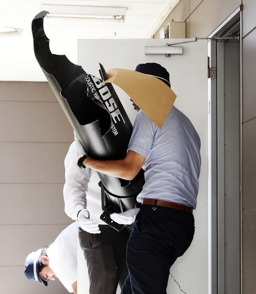 押収物の大型スピーカーを運び出す京都府警の捜査員（共同）