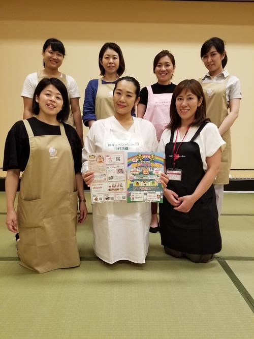 名古屋城で「親子でみそ玉つくり」イベントを行った「05eat!」のメンバー。後列左から内山みなみ、入江紫織、早川美里佳、山崎亜貴。前列左から小守幸恵、中村詩織、浅野元子