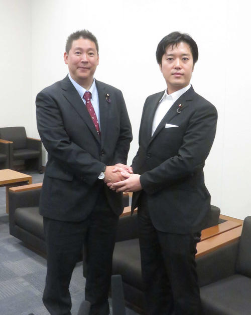 「NHKから国民を守る党（N国）」に入党を正式表明した丸山穂高衆院議員（右）がN国・立花孝志代表とがっちりと握手（撮影・大上悟）
