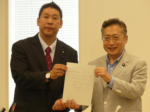 新会派「みんなの党」の結成を発表した「NHKから国民を守る党」の立花孝志代表（左）と渡辺喜美参院議員