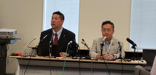 会派「みんなの党」の結成を発表した「NHKから国民を守る党」の立花孝志代表（左）と渡辺喜美参院議員