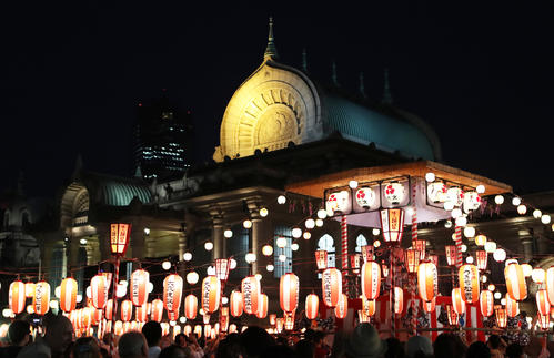 築地本願寺の盆踊り大会（撮影・鹿野芳博）