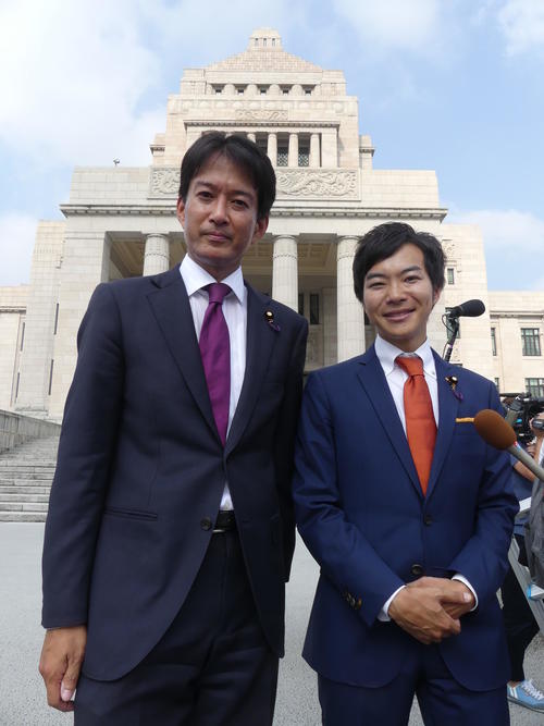 初登院した日本維新の会の柳ケ瀬裕文氏（左）と音喜多駿氏