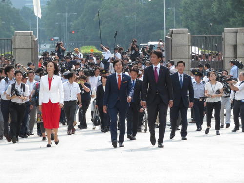 午前8時の開門と同時に、参議院に初登庁した音喜多駿参院議員ら（撮影・近藤由美子）