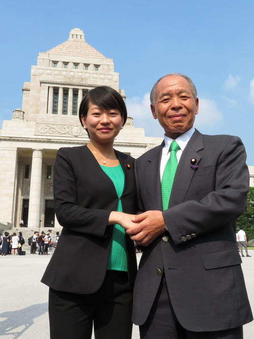 7月21日の参院選で当選し、9年ぶりの国政復帰となった鈴木宗男参院議員（右）と娘の鈴木貴子衆院議員（撮影・近藤由美子）