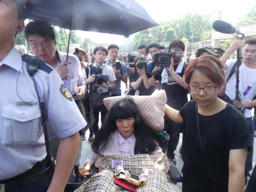 れいわ新選組の木村英子参院議員の初登院にメディアが殺到し、厳重な警備が敷かれた