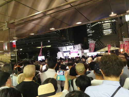 山本太郎氏の「街頭記者会見」には、立すいの余地もないほど大勢の聴衆が耳を傾けた
