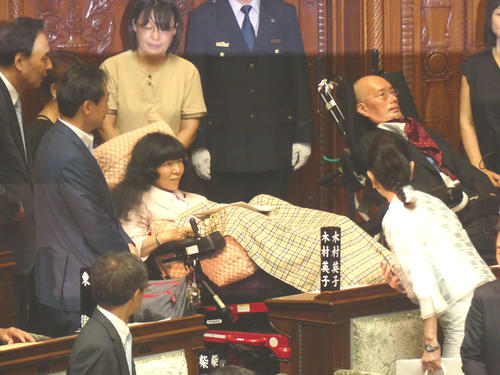 参院本会議場で議席に着き、同両議員のあいさつを受けるれいわ新選組の木村英子氏（左）と舩後靖彦氏（撮影・中山知子）