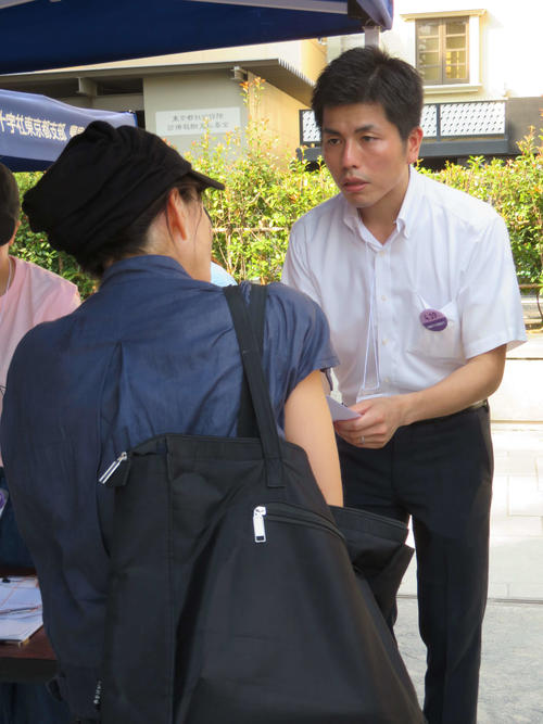 署名をした人と会話を交わす松永真菜さんの夫（撮影・村上幸将）
