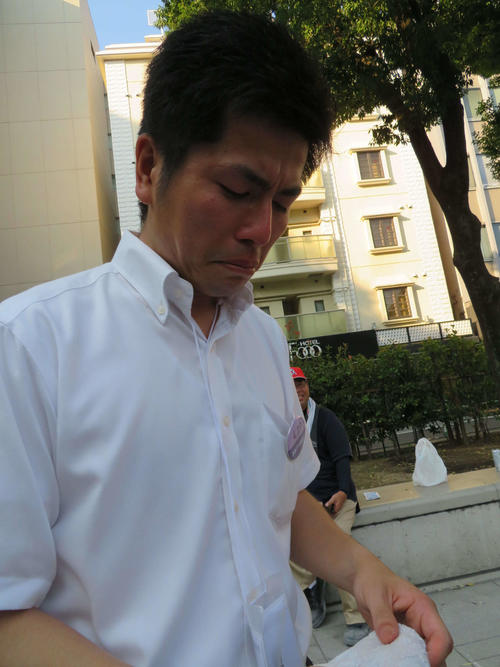 署名活動を終え、亡くなった妻子のことを聞かれ、涙する松永真菜さんの夫（撮影・村上幸将）