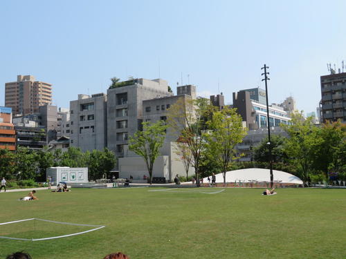 亡くなった松永真菜さんと娘の莉子さんも大好きだった南池袋公園（撮影・村上幸将）